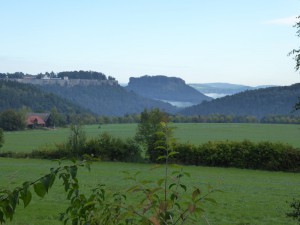… keine 5 Minuten vom Campingplatz hatten wir diese Aussicht - links mit der Festung Königstein …